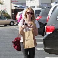 Emma Roberts shops at the Brentwood Country Mart | Picture 107297